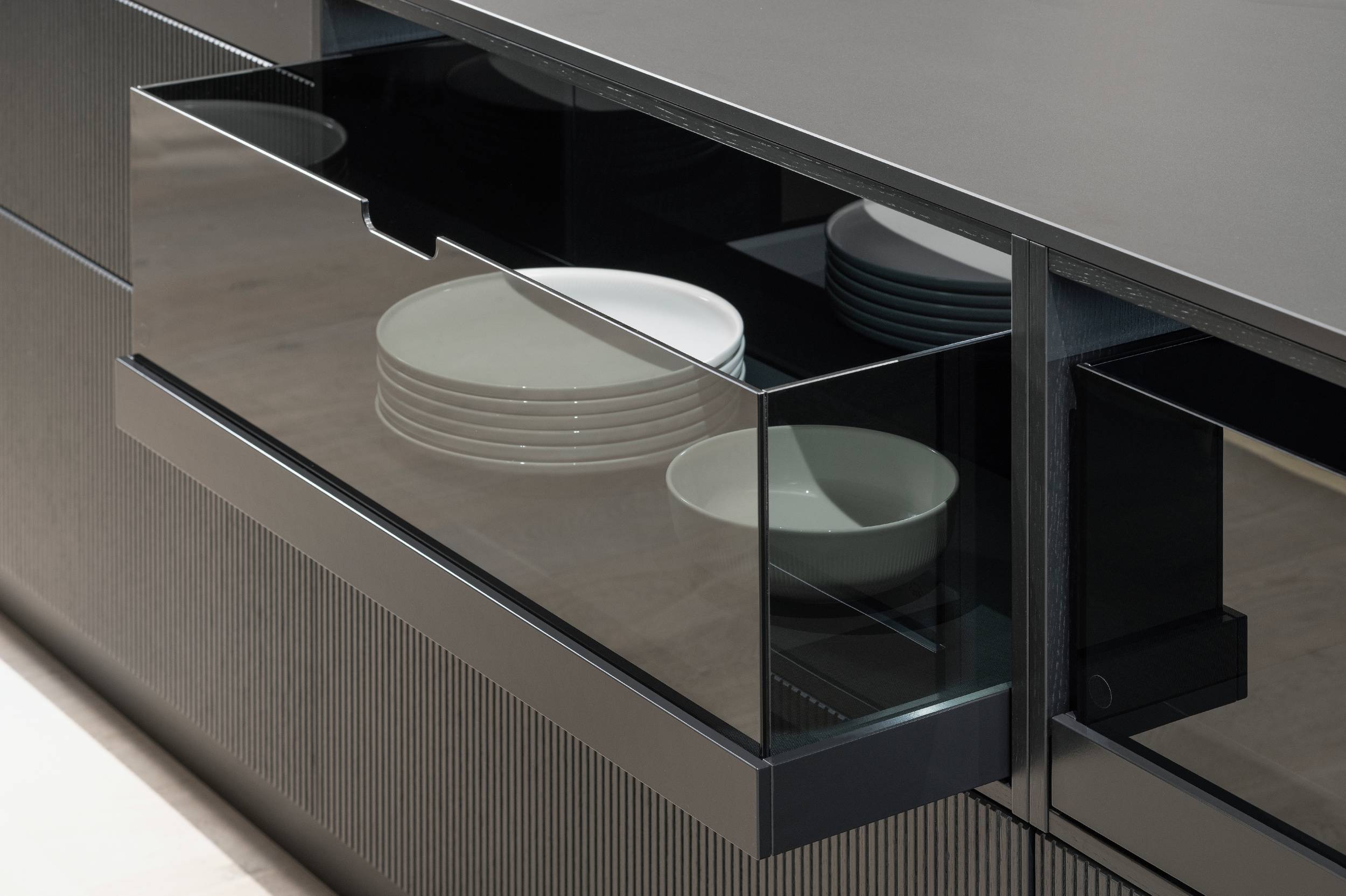 HÄCKER SystematART Eiche schwarz Echtholz mit Gold, Bronze Akzenten - Detailansicht Rauch-Plexiglas Schubladen