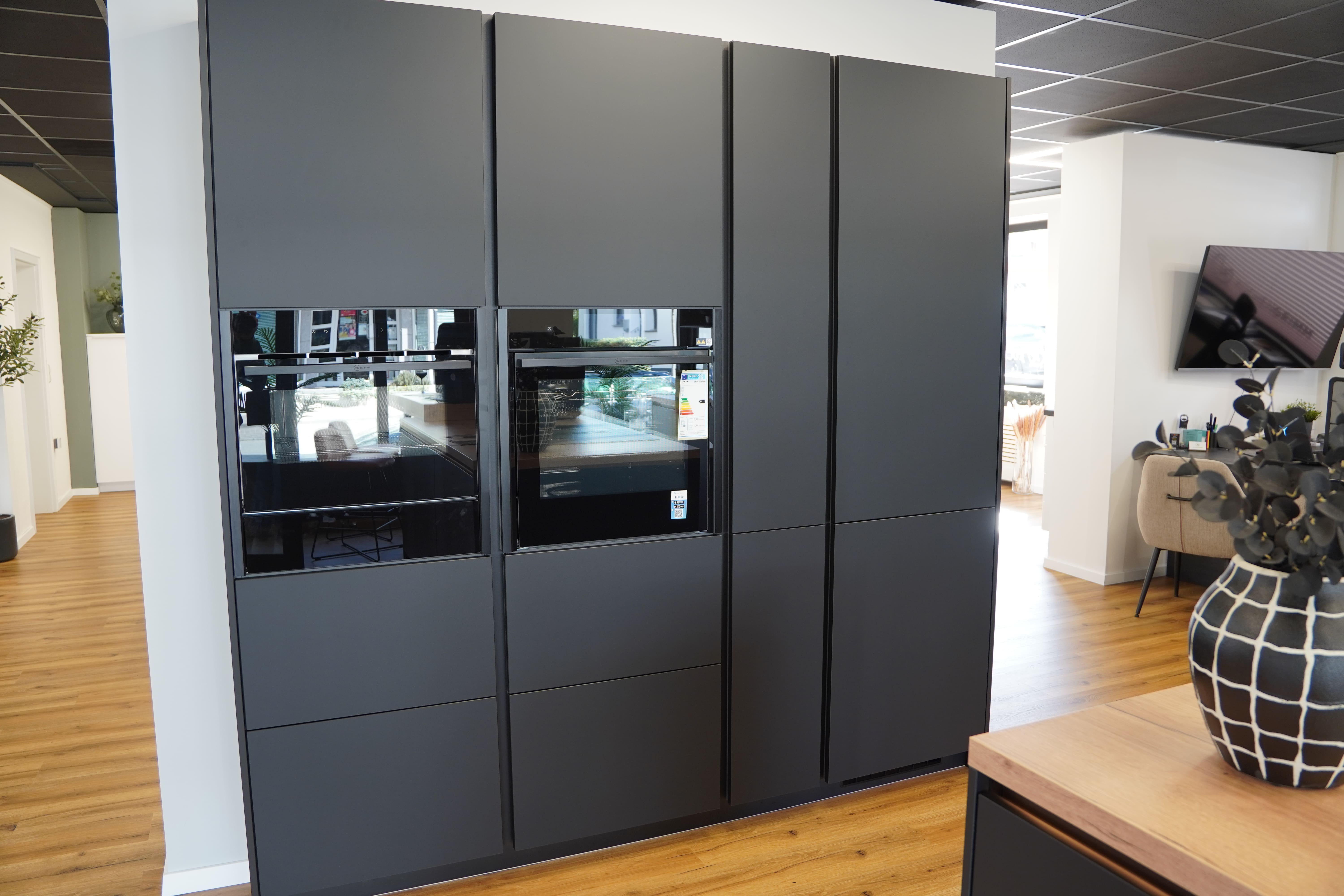 Küchenschrankwand mit ergonomisch eingebauten Geräten