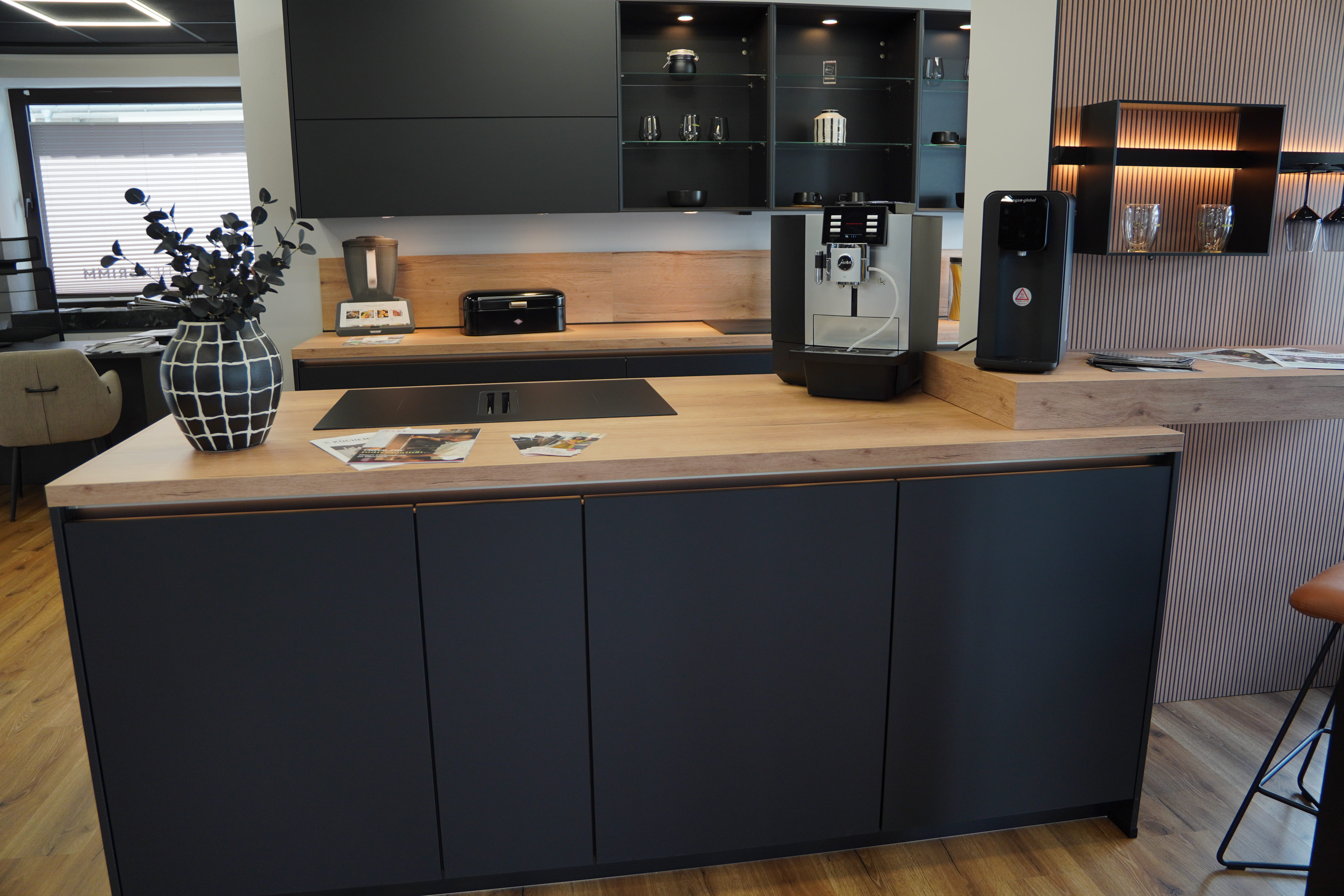 Kücheninsel mit Küchenzeile mit Hängeschrank und Regalen