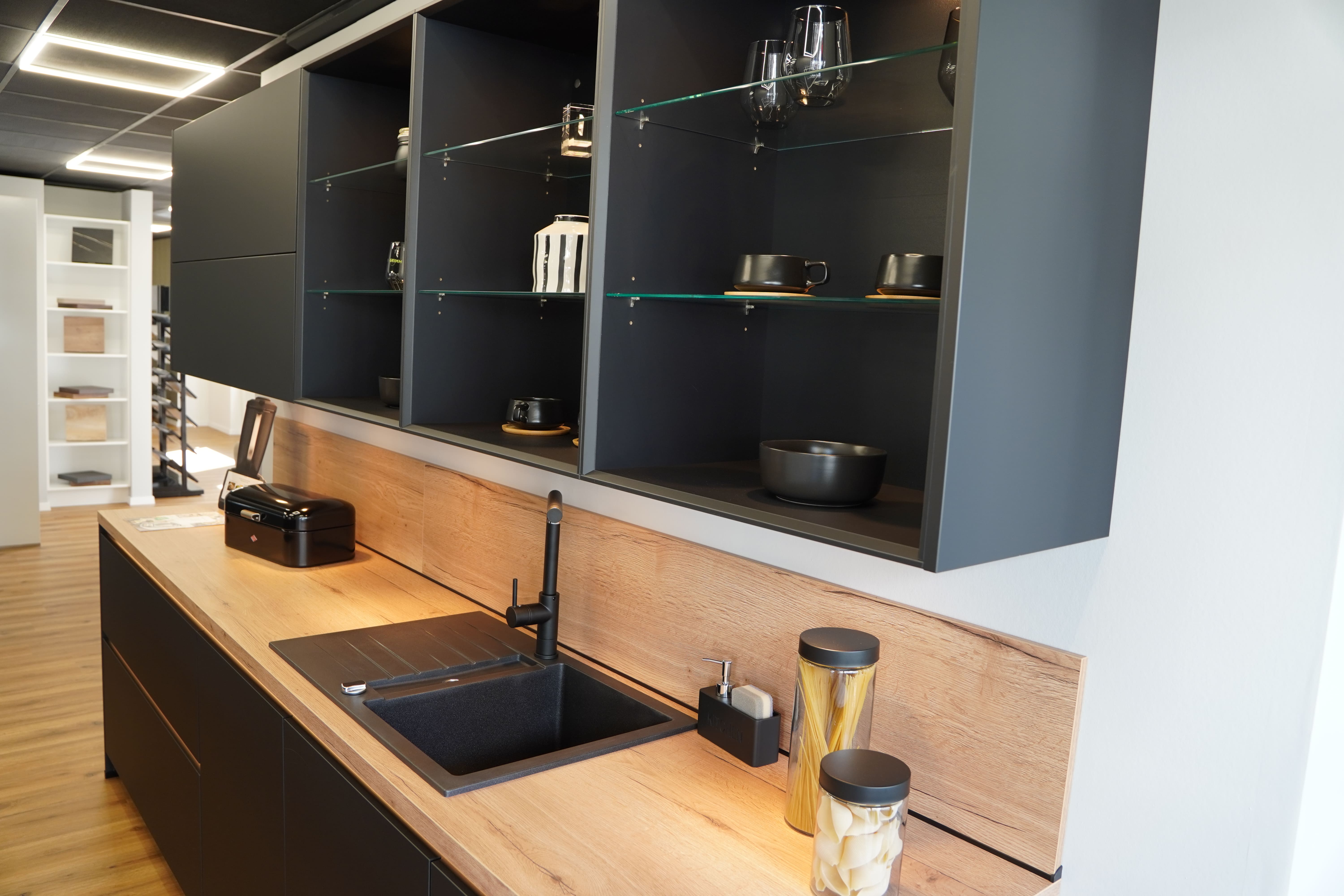 Küchenzeile mit hängenden, offenen Regalen