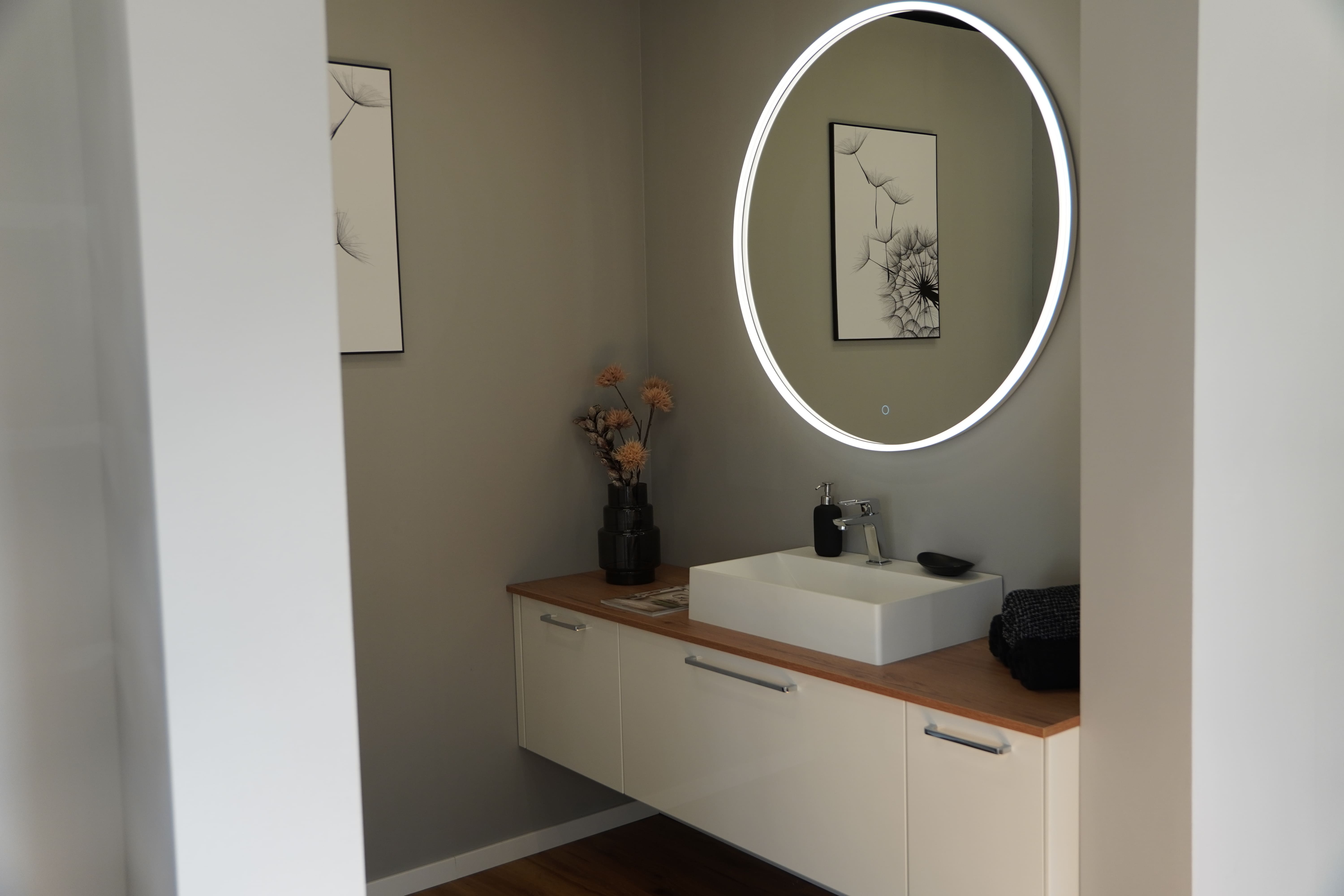 Waschtisch mit beleuchteten rundem Spiegel