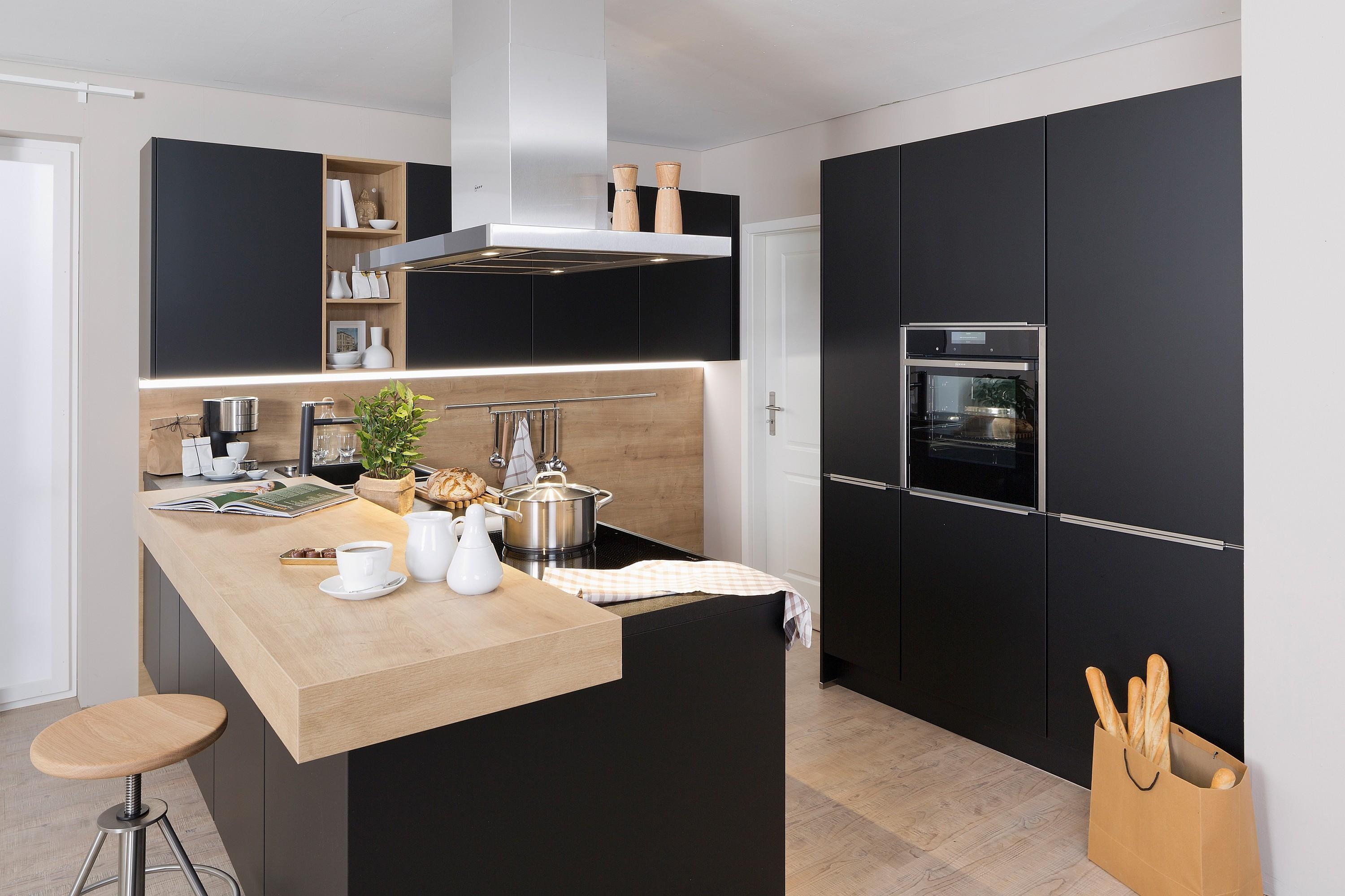 schwarze Küche Nobilia mit Holztheke und Inselhaube