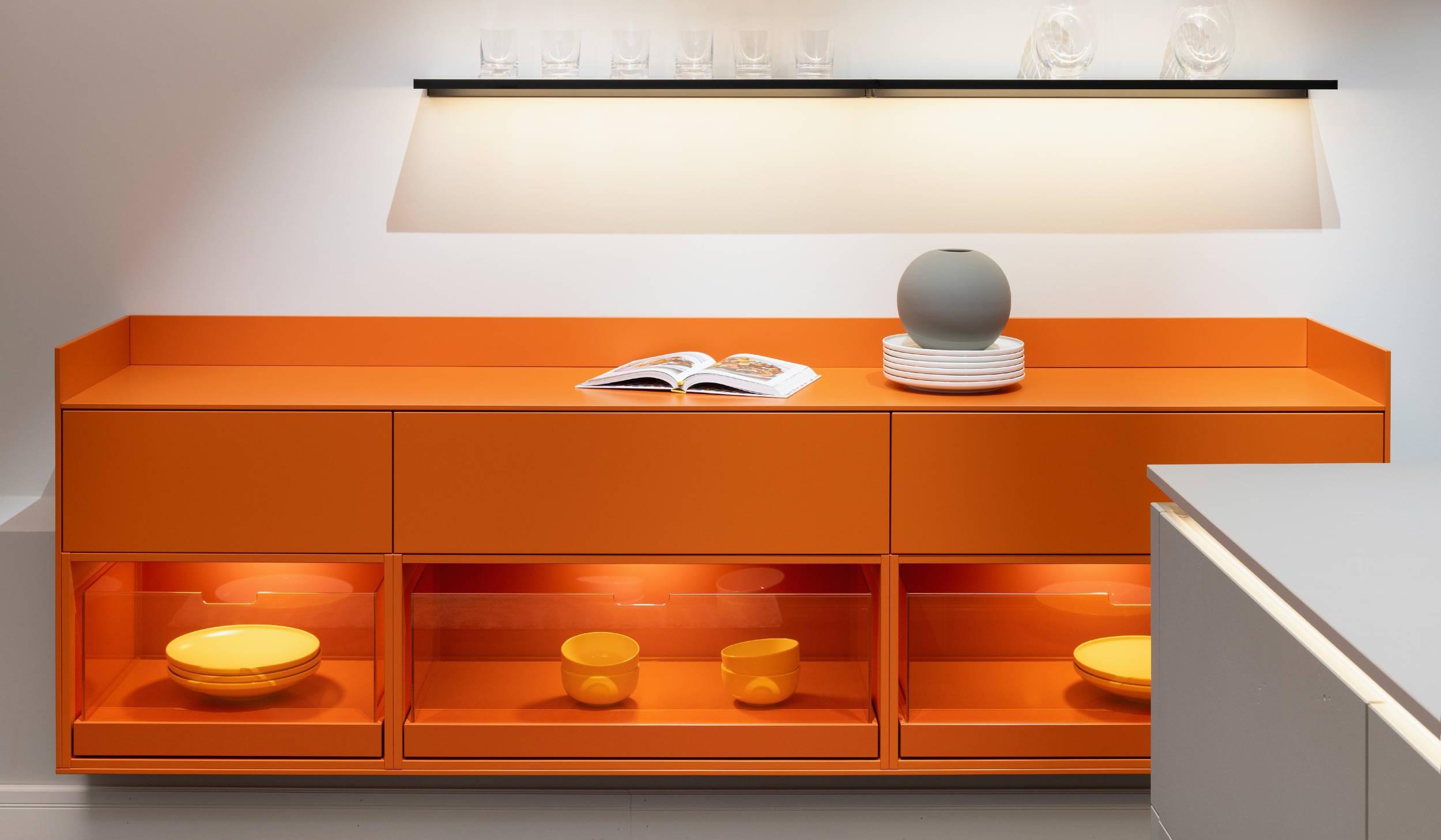 HÄCKER Systemat Betonküche mit Statement-Sideboard in orange - Detailansicht
