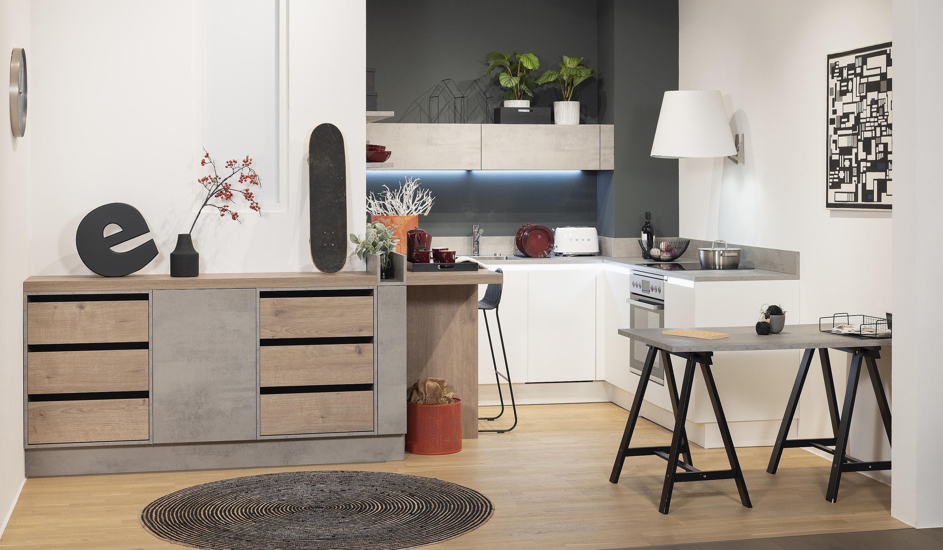 Im Vordergrund Sideboard mit englischen Zügen im Hintergrund in einer Nische kleine weiße U-Küche