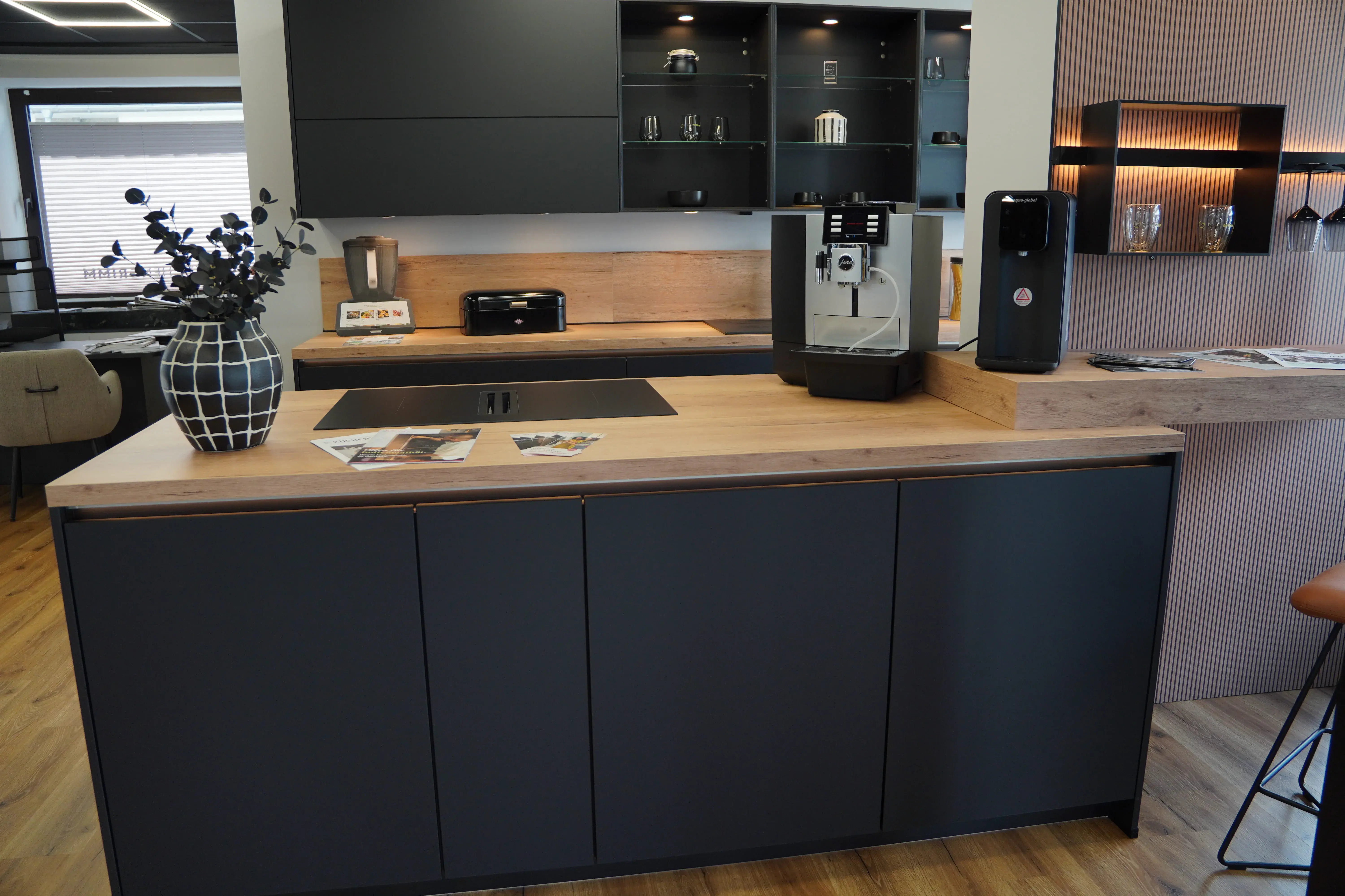 Kücheninsel mit Küchenzeile mit Hängeschrank und Regalen