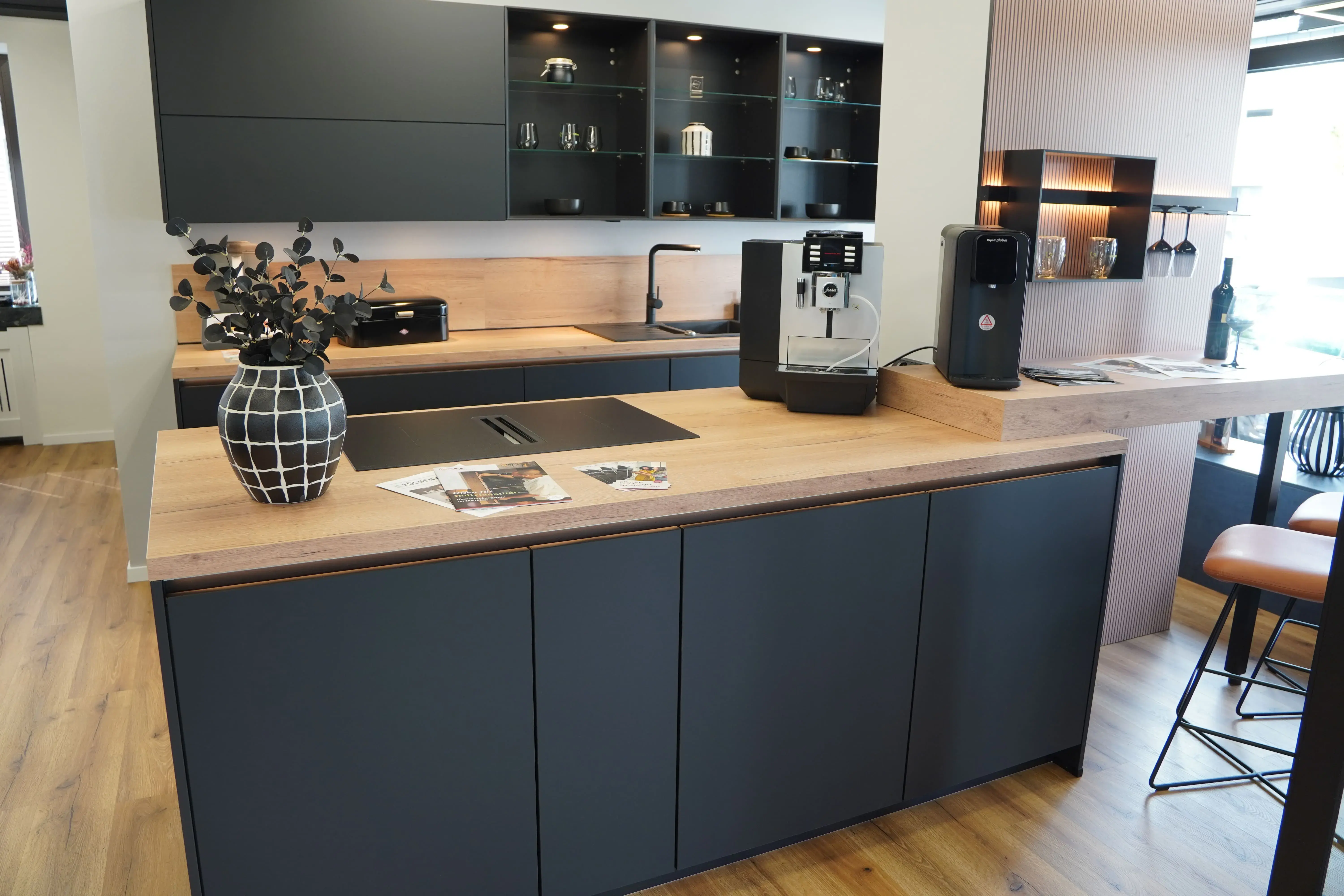 Dunkle Küche mit Arbeitsplatte in Holzoptik, Küchenzeile und Kücheninsel