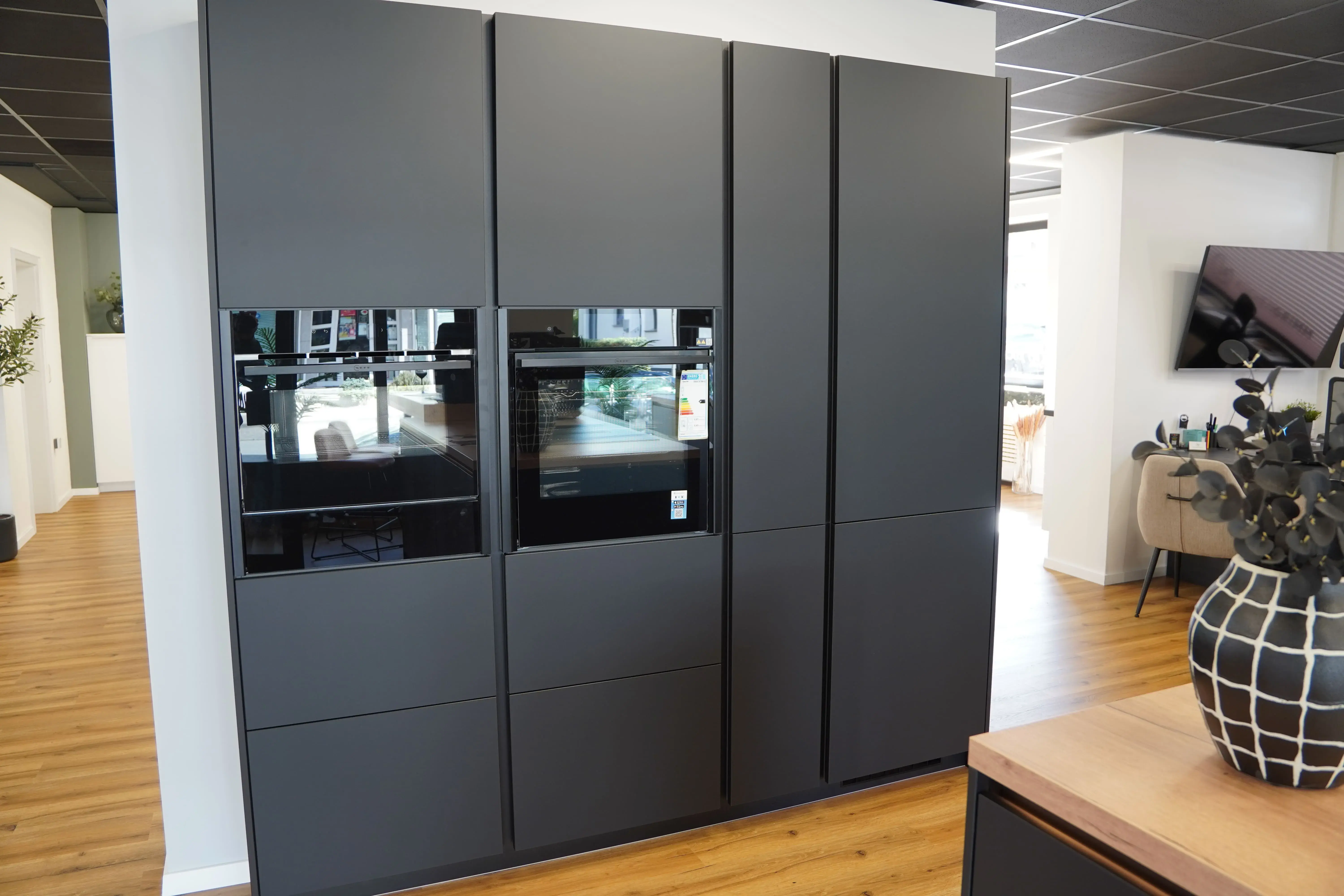 Küchenschrankwand mit ergonomisch eingebauten Geräten