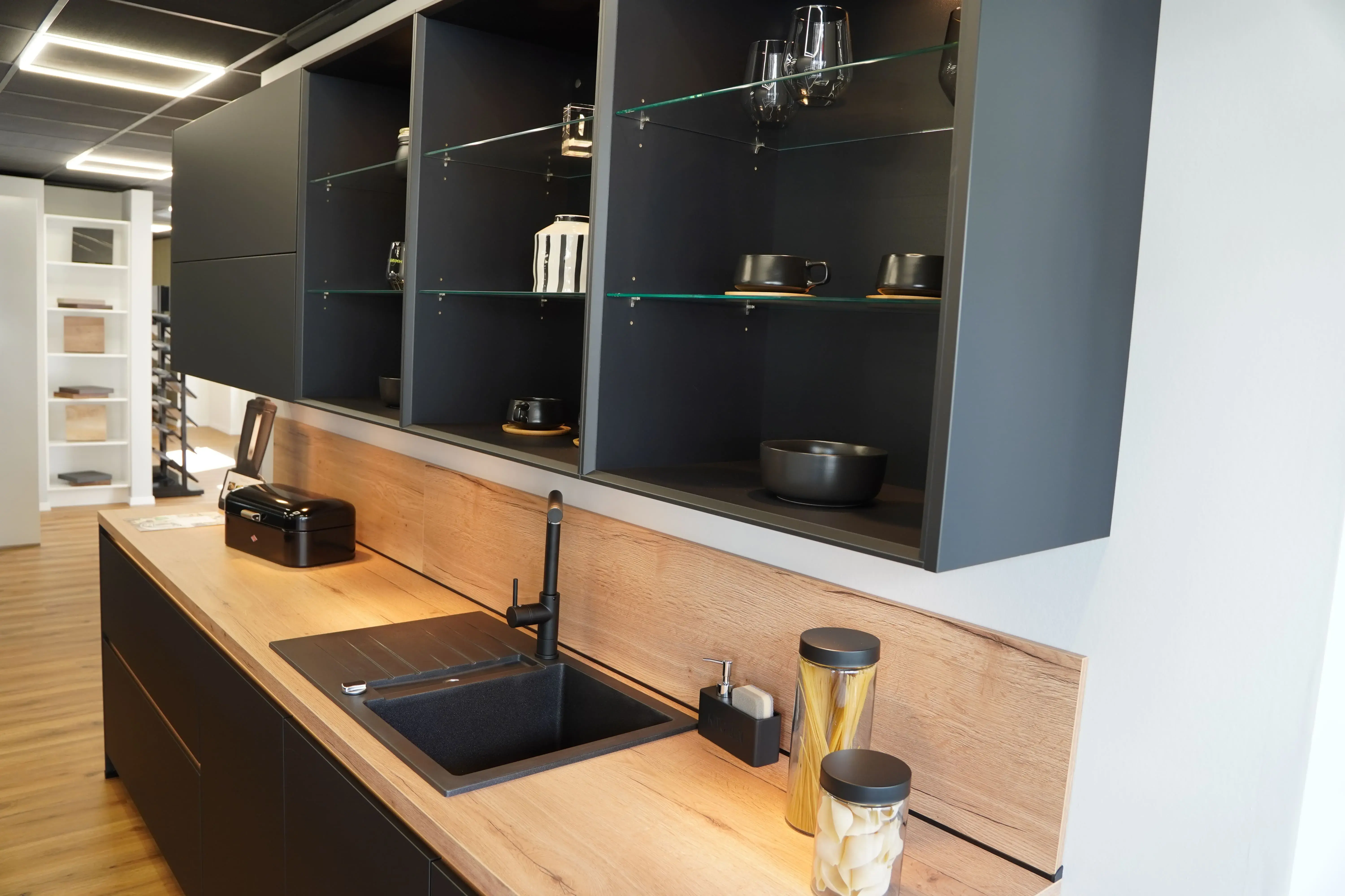 Küchenzeile mit hängenden, offenen Regalen