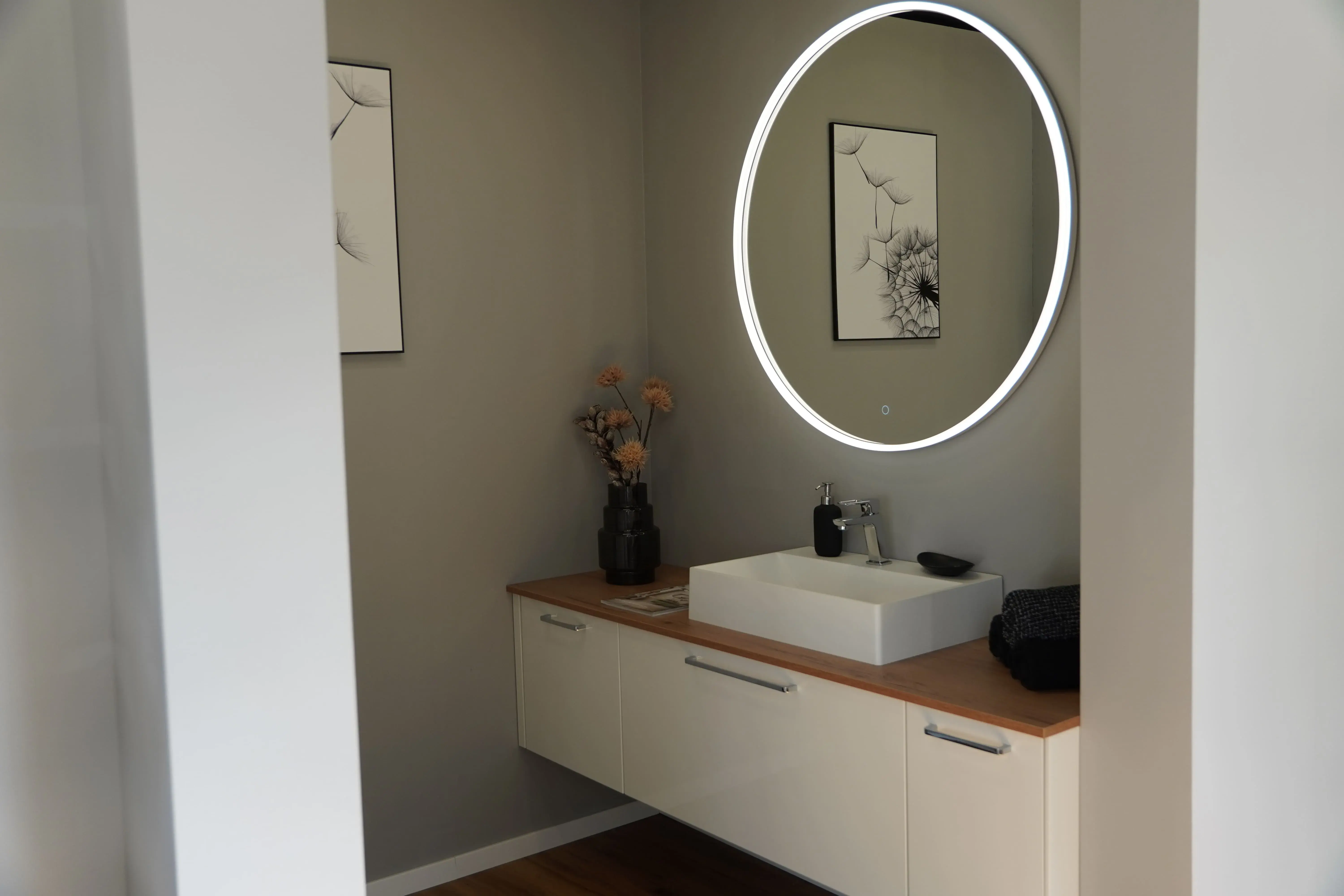 Waschtisch mit beleuchteten rundem Spiegel